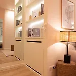Superb Flat In Champs Elysees *