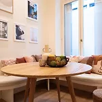 Superb Flat In Champs Elysees