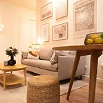 Superb Flat In Champs Elysees Париж