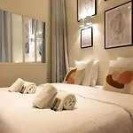 Superb Flat In Champs Elysees