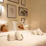 Superb Flat In Champs Elysees *
