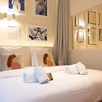 Superb Flat In Champs Elysees
