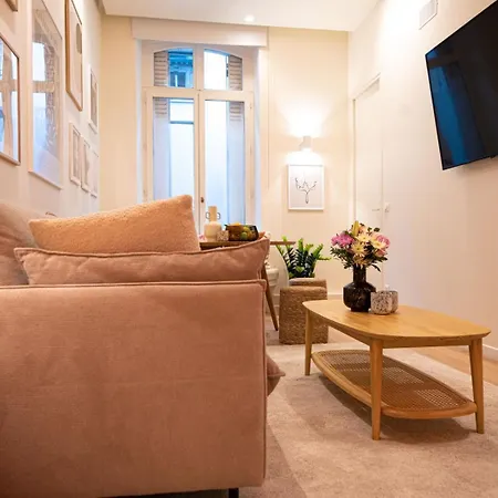 Superb Flat In Champs Elysees