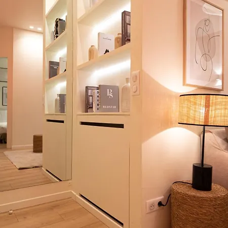 Superb Flat In Champs Elysees *