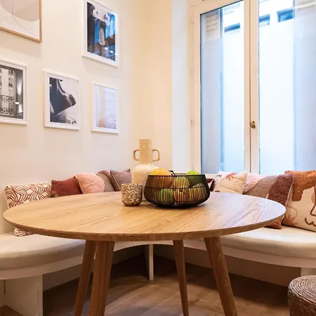 Superb Flat In Champs Elysees