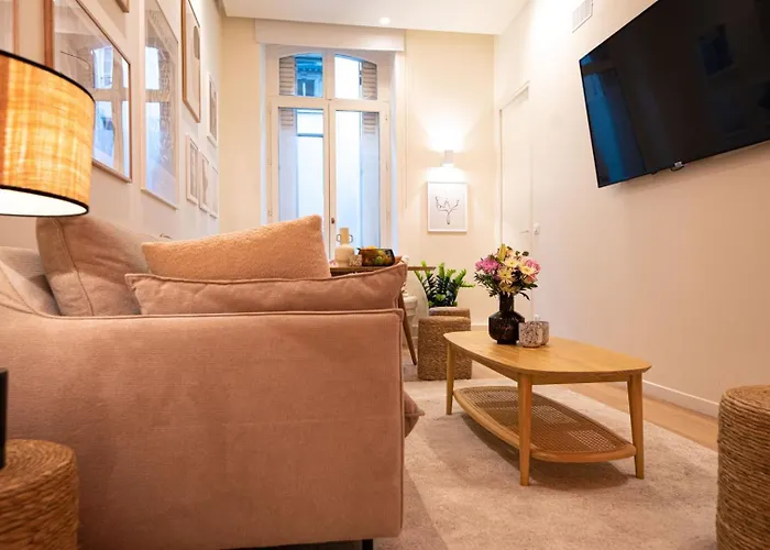 Superb Flat In Champs Elysees