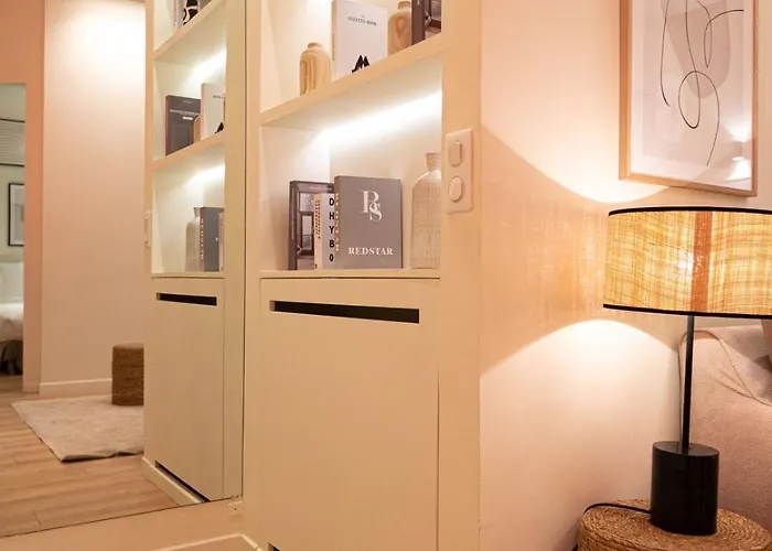 Superb Flat In Champs Elysees *