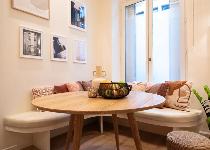 Superb Flat In Champs Elysees