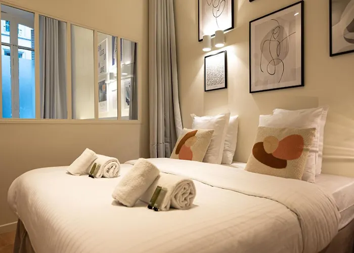 Superb Flat In Champs Elysees