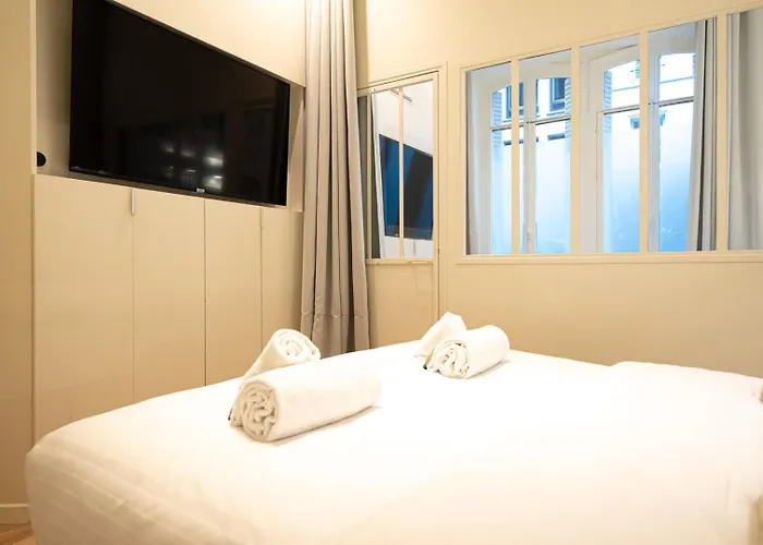 Superb Flat In Champs Elysees