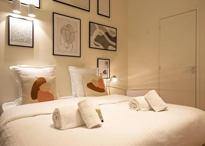 Superb Flat In Champs Elysees *