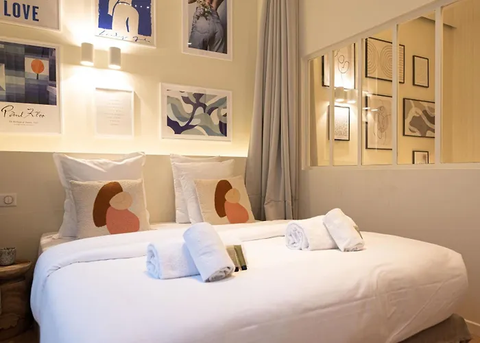 Superb Flat In Champs Elysees