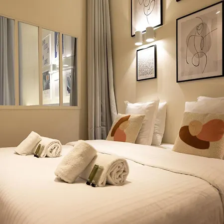 Superb Flat In Champs Elysees
